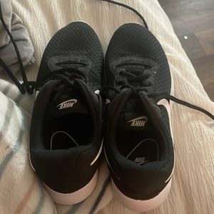 nice pair barely worn nike running, daily or gym shoes.